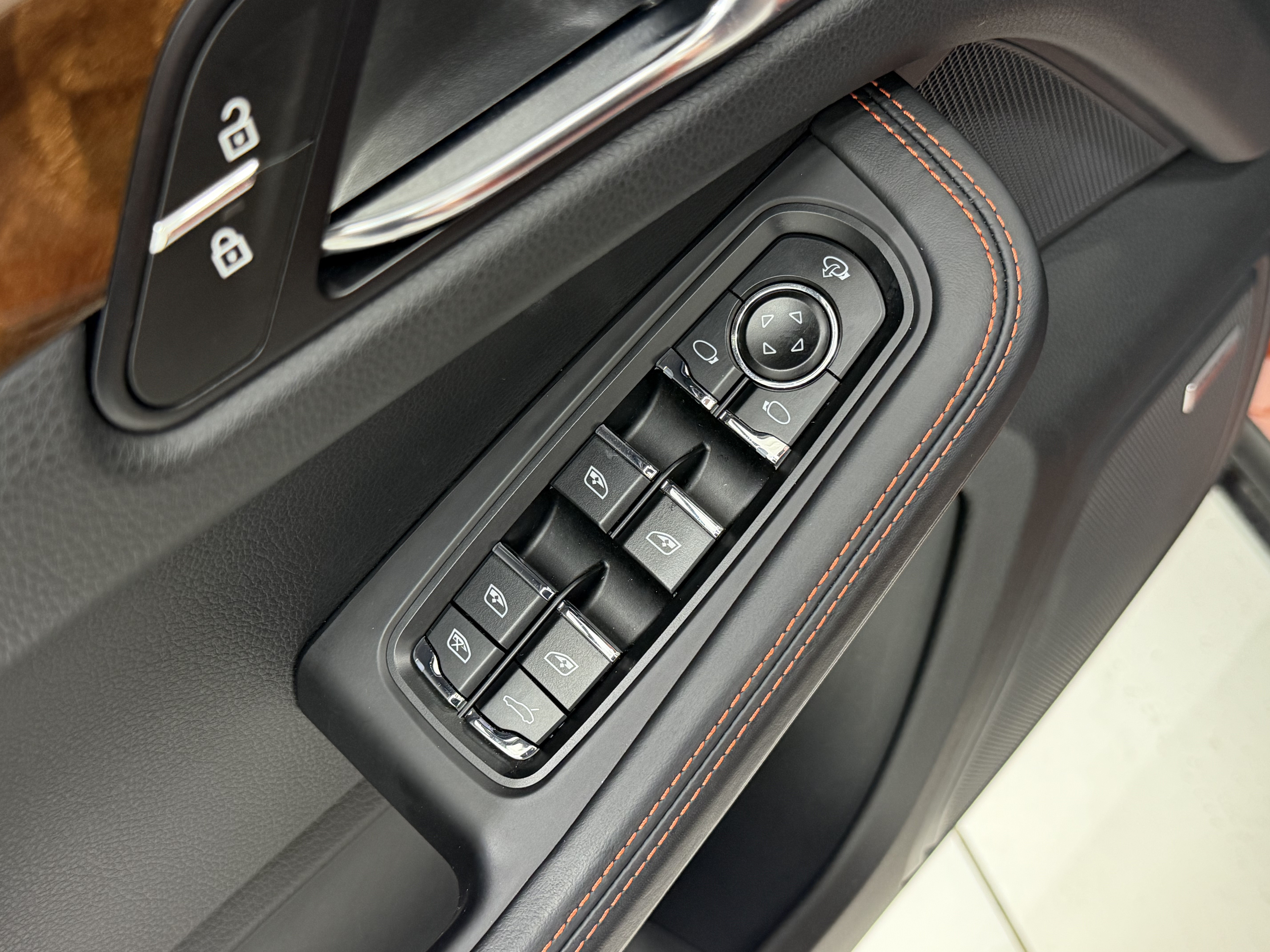 Certified 2024 Porsche Macan S AWD/4WD image 28