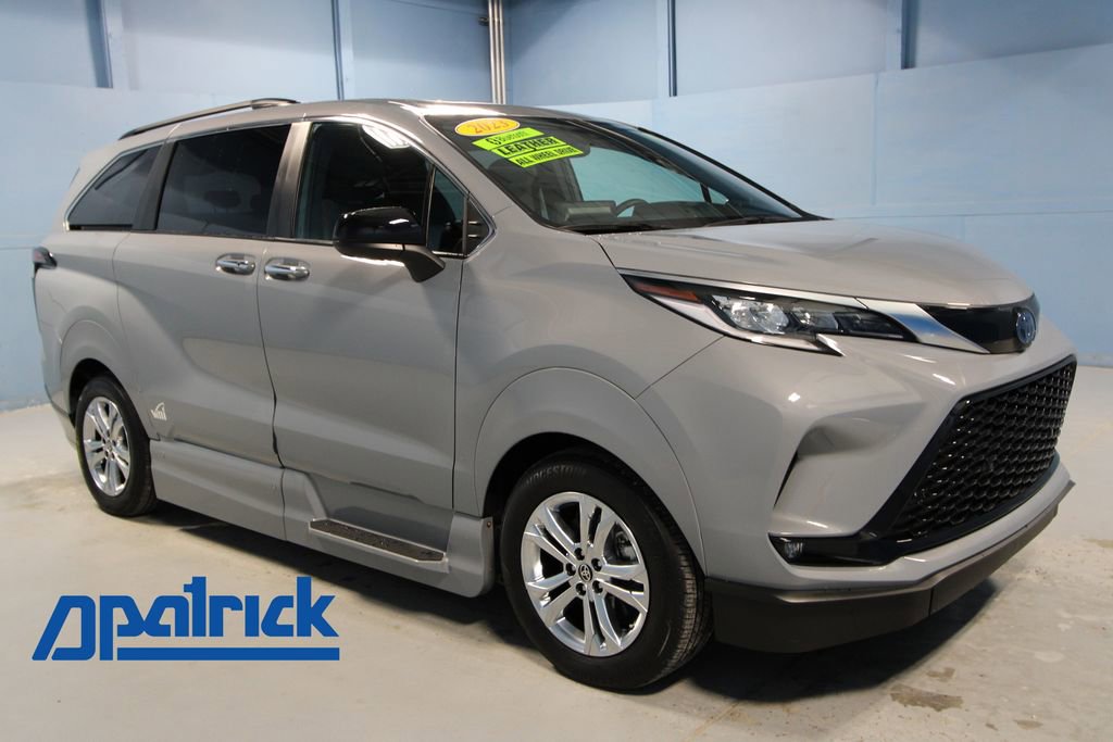 Used 2023 Toyota Sienna XSE image 1