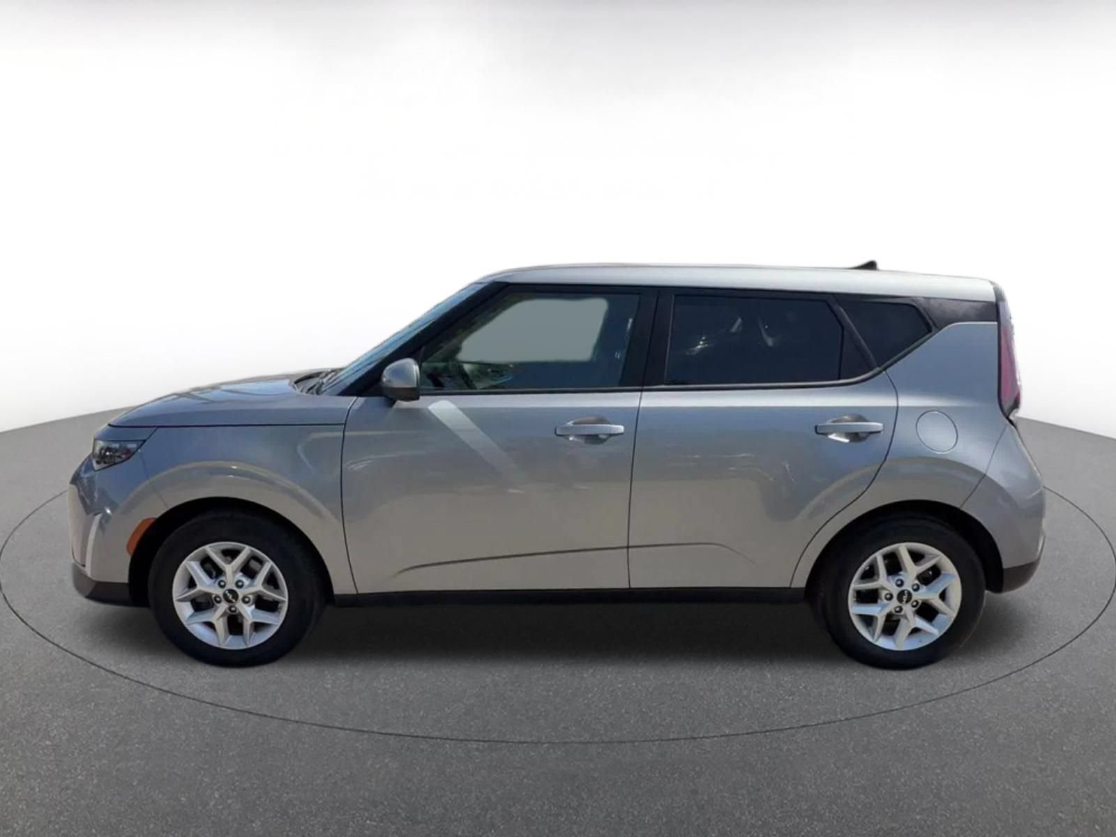 Used 2025 Kia Soul LX w/ LX Technology Package FWD image 8