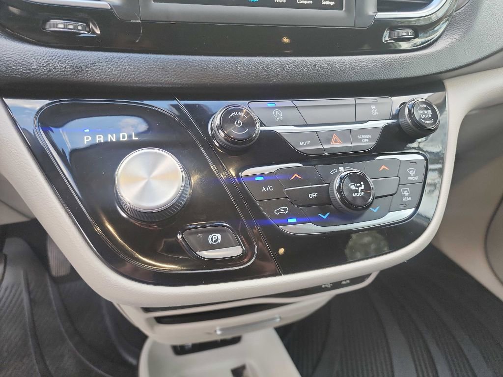 Used 2020 Chrysler Voyager Lxi image 20