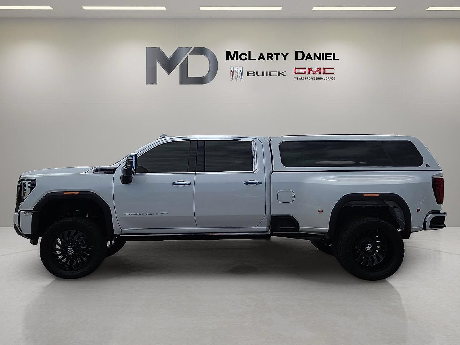 Used 2025 GMC Sierra 3500 Denali Ultimate AWD/4WD image 2