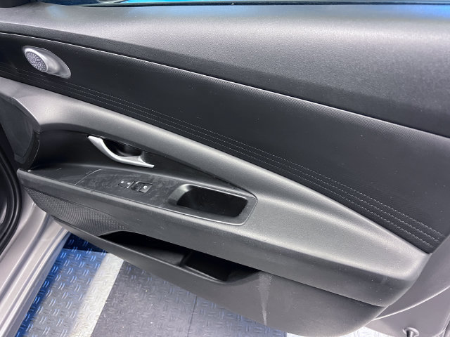 Used 2023 Hyundai Elantra SE FWD image 11