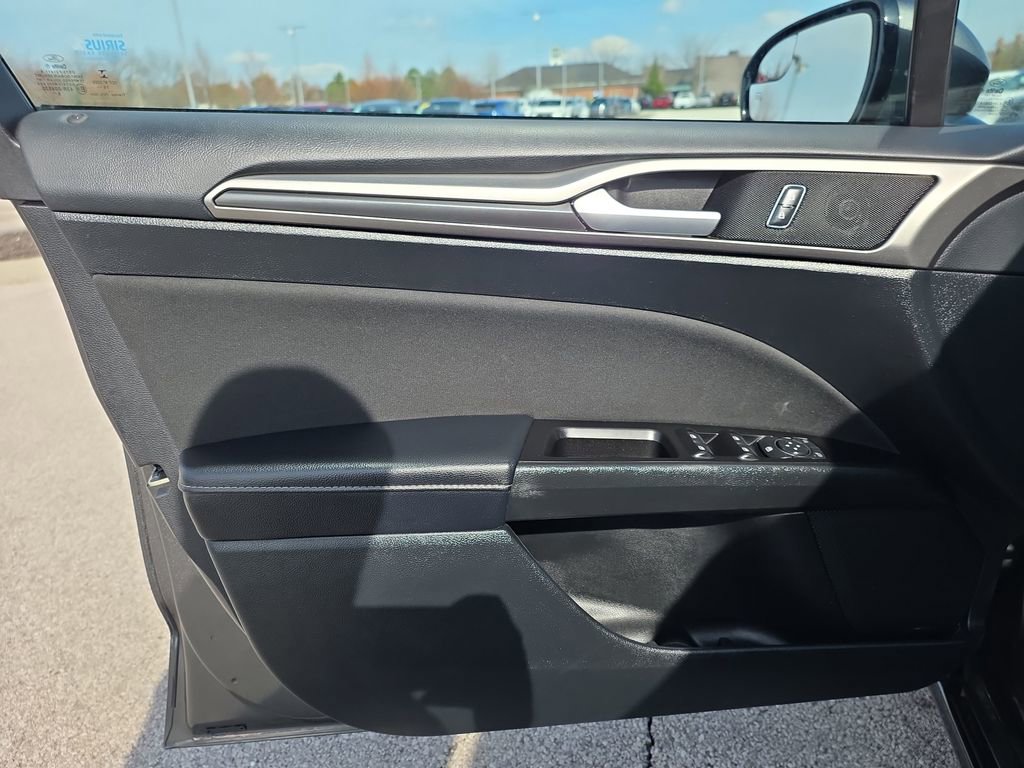 Used 2017 Ford Fusion SE w/ Equipment Group 201A image 13