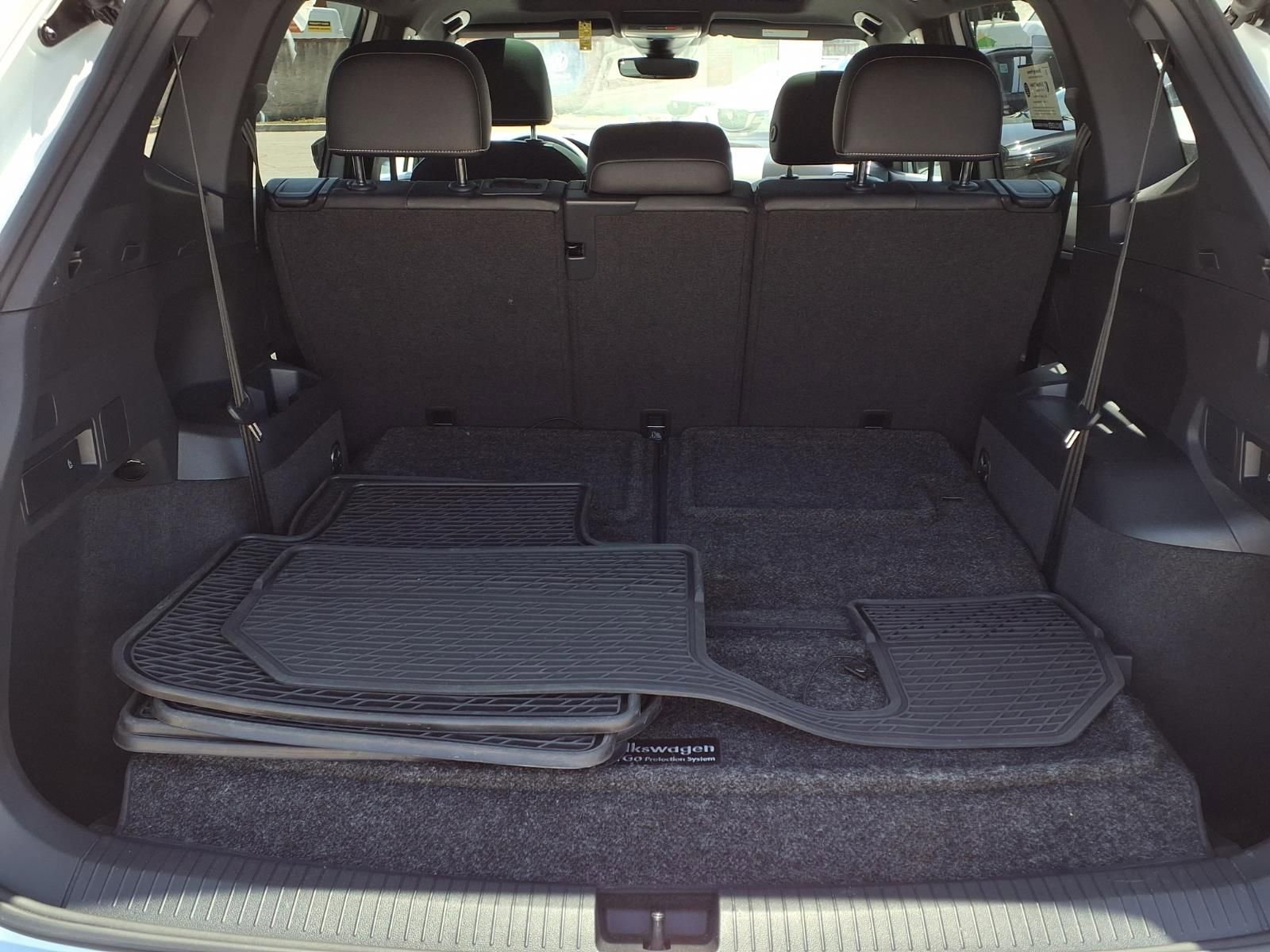 Certified 2023 Volkswagen Tiguan SE R-Line FWD image 9