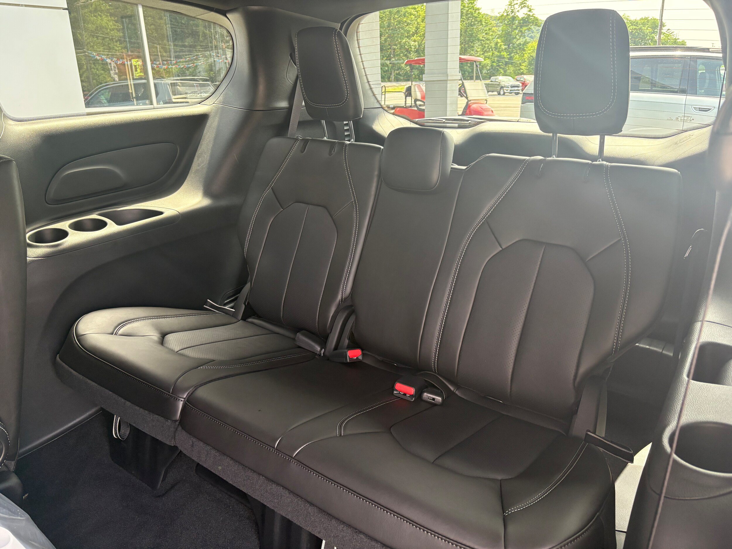 New 2027 Chrysler Pacifica Select FWD image 16
