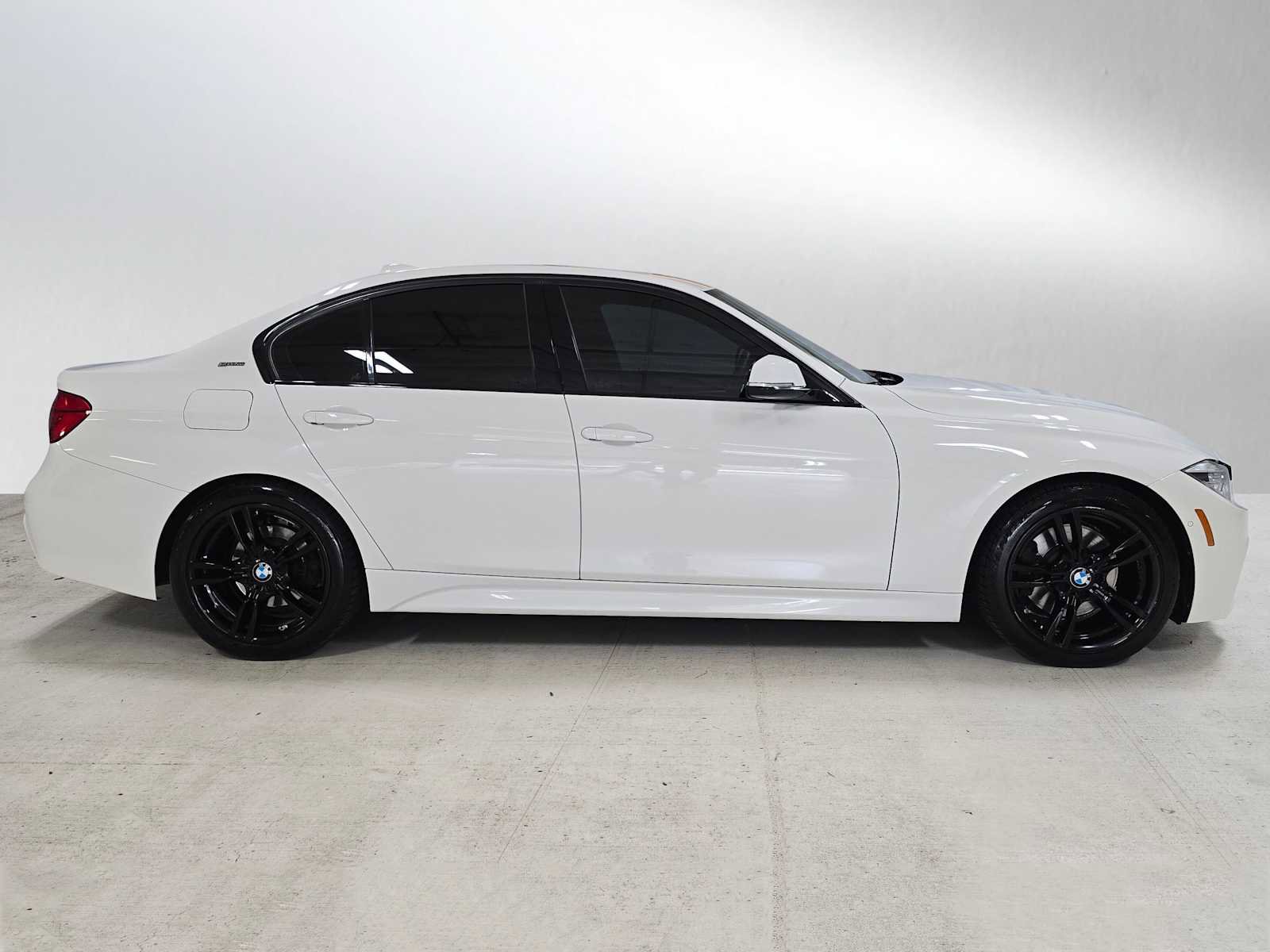 Used 2017 BMW 330e 330e iPerformance image 2