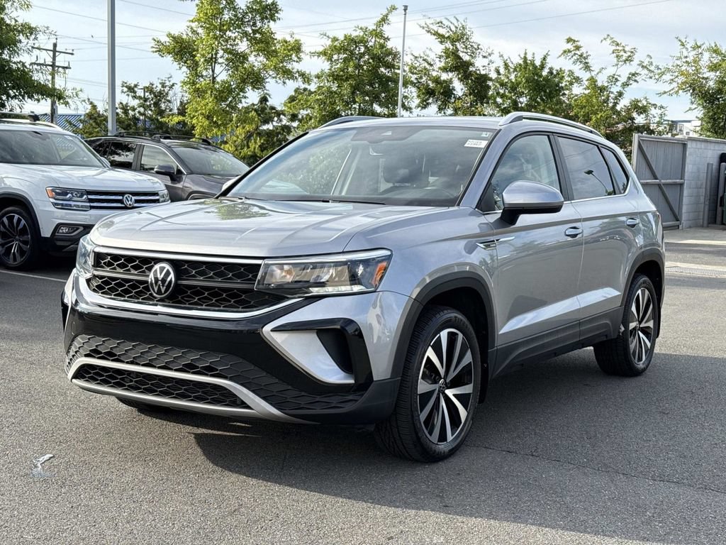 Used 2023 Volkswagen Taos SE w/ Panoramic Sunroof Package FWD image 6
