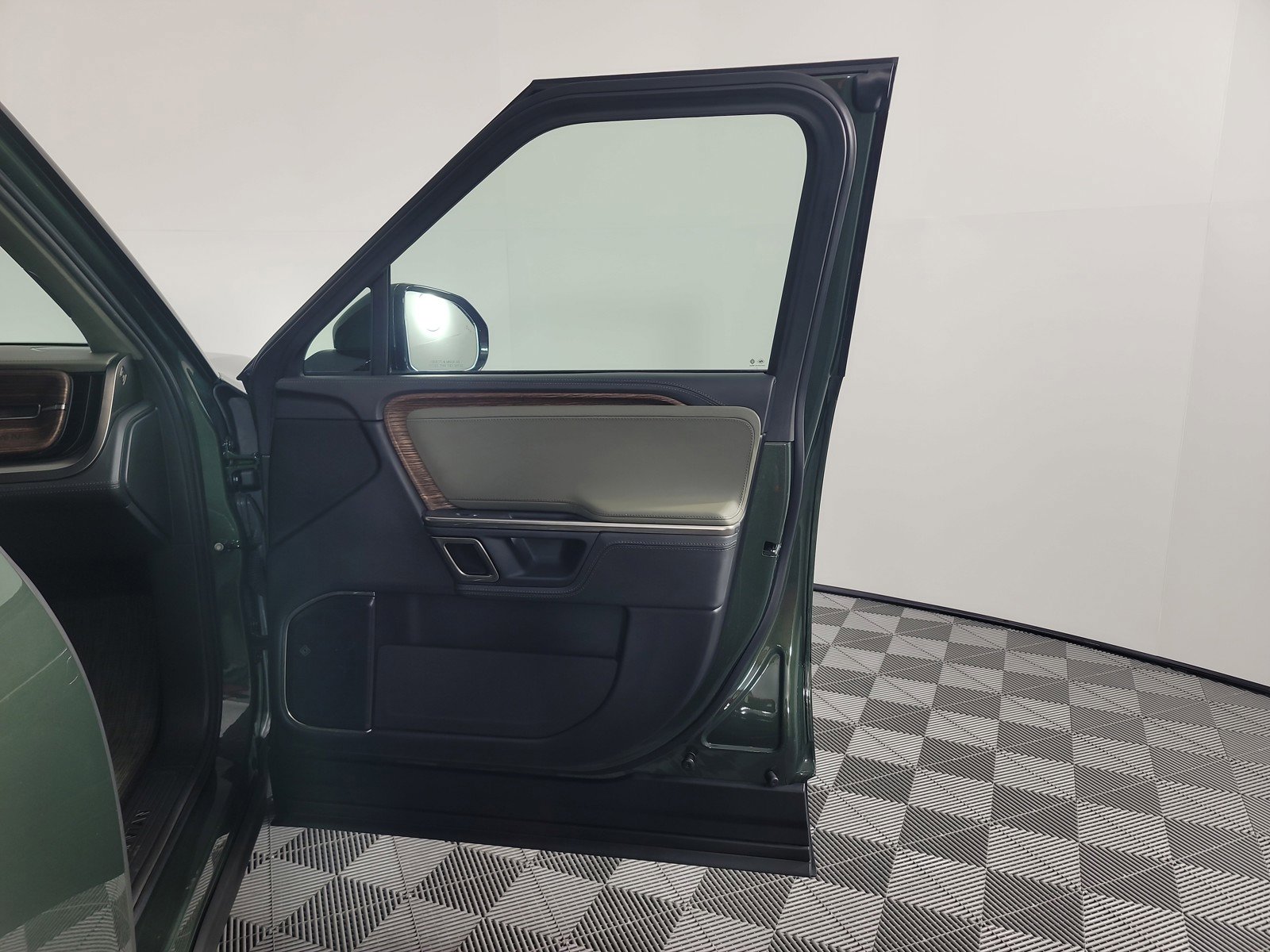 Used 2024 Rivian R1S Adventure image 18