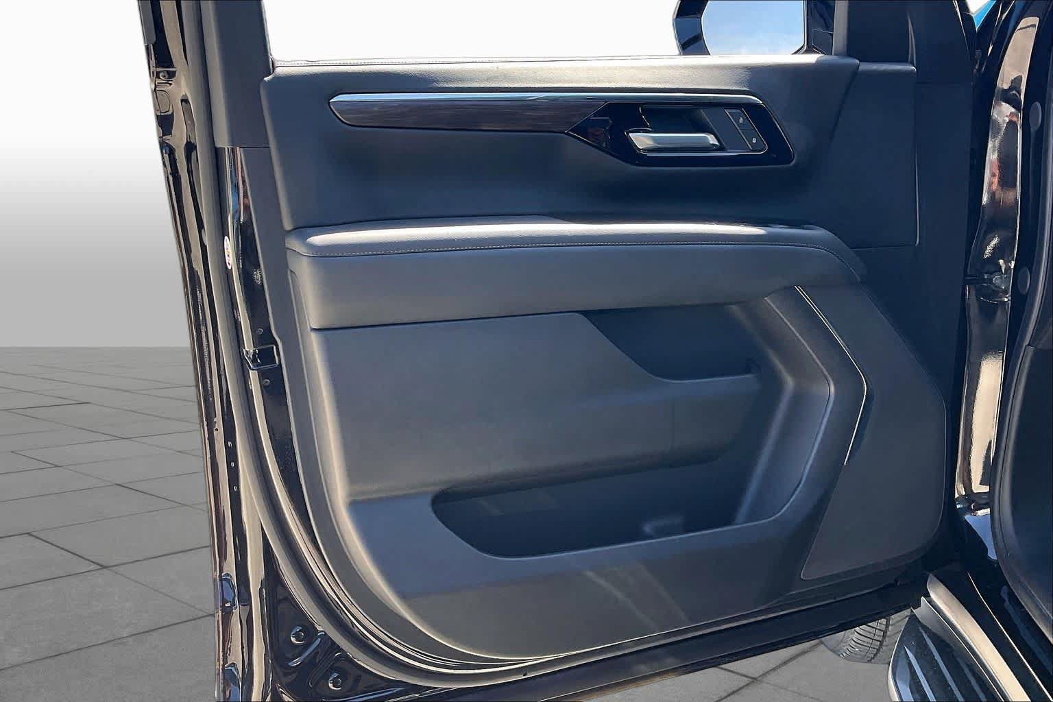 Used 2025 Chevrolet Suburban LS RWD image 20