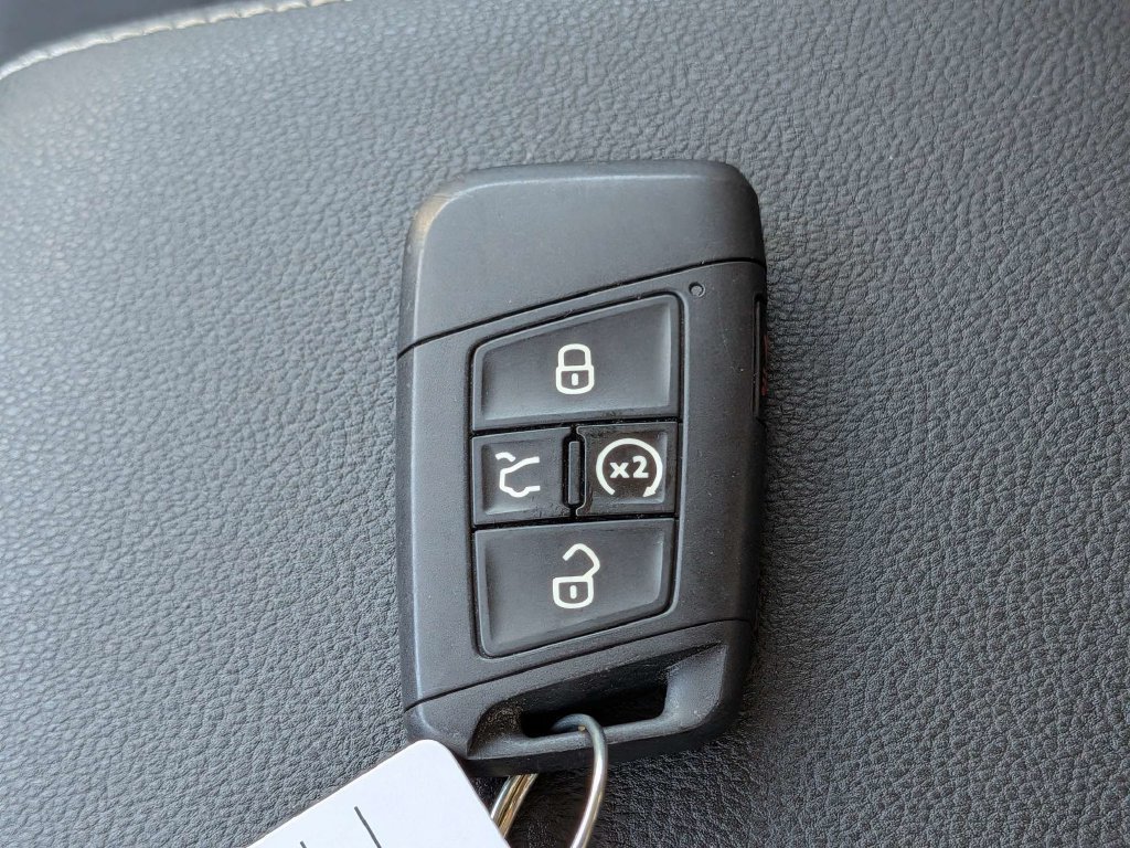 Used 2025 Volkswagen Taos SE FWD image 31