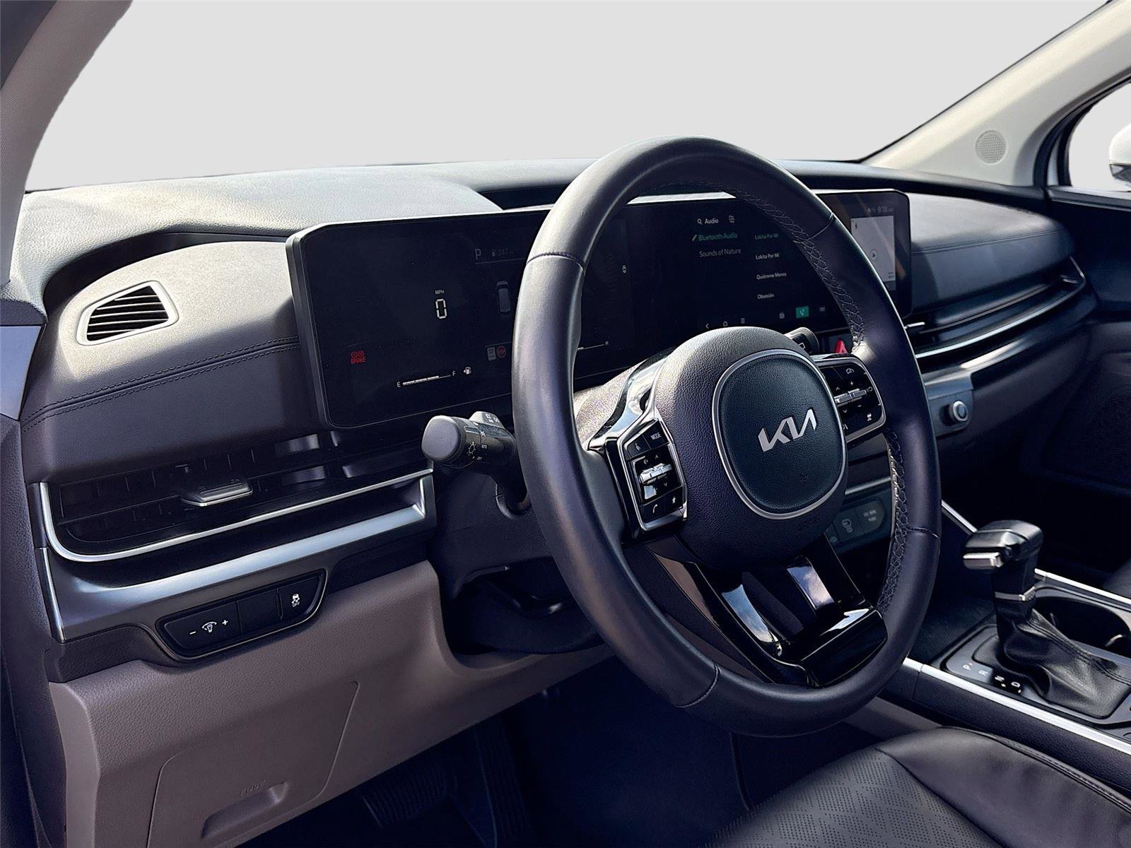 Used 2025 Kia Carnival FWD image 9