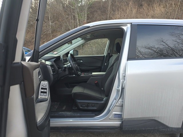 Used 2023 Nissan Rogue SV image 12