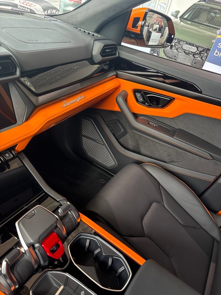Used 2025 Lamborghini Urus SE AWD/4WD image 13