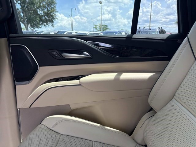 Used 2023 Cadillac Escalade Premium Luxury AWD/4WD image 16