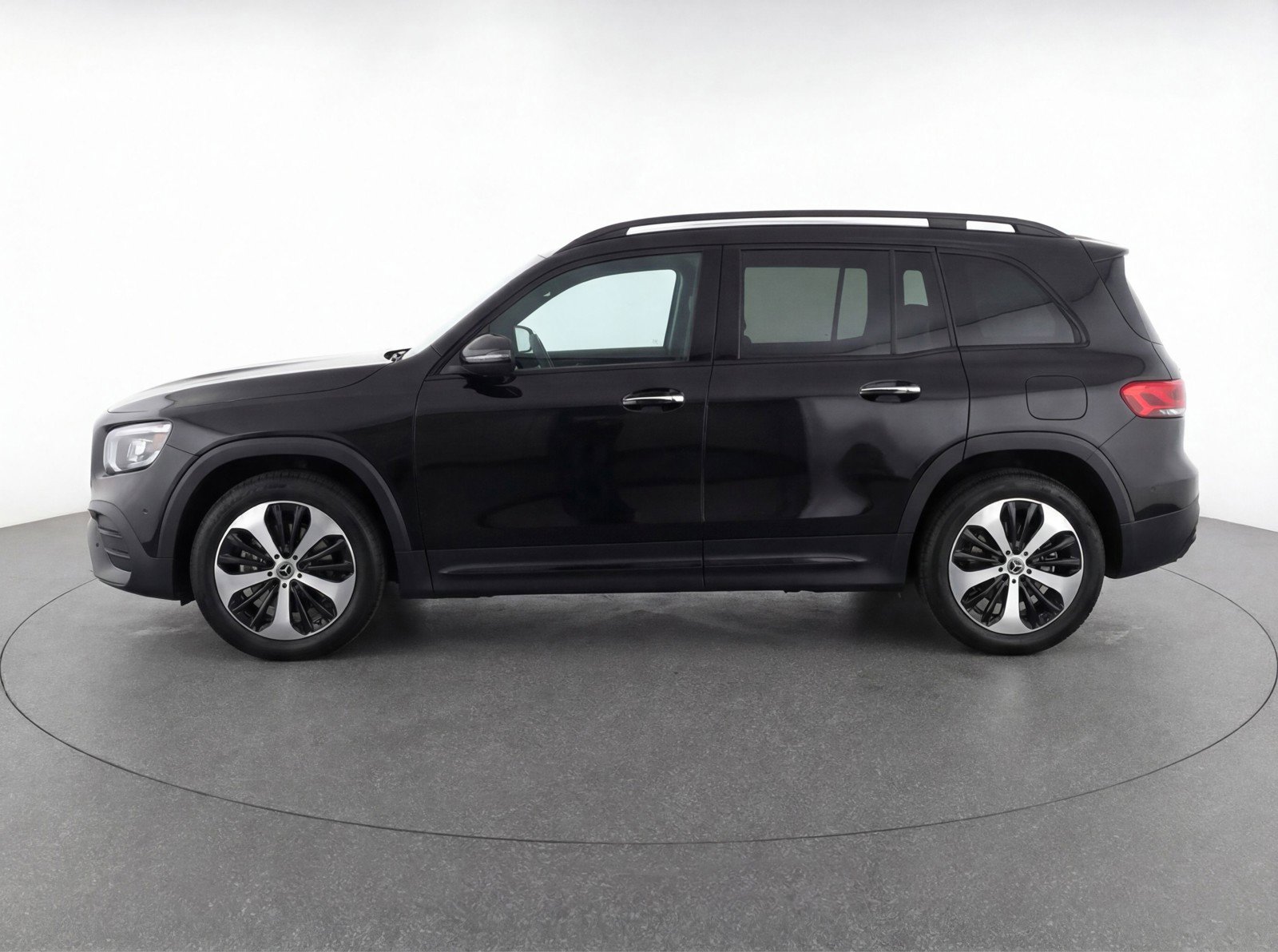 Used 2025 Mercedes-Benz GLB 250 4MATIC image 5