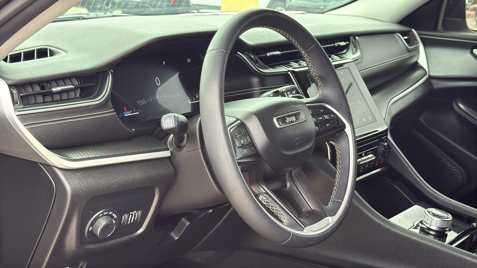 Used 2023 Jeep Grand Cherokee Laredo RWD image 10