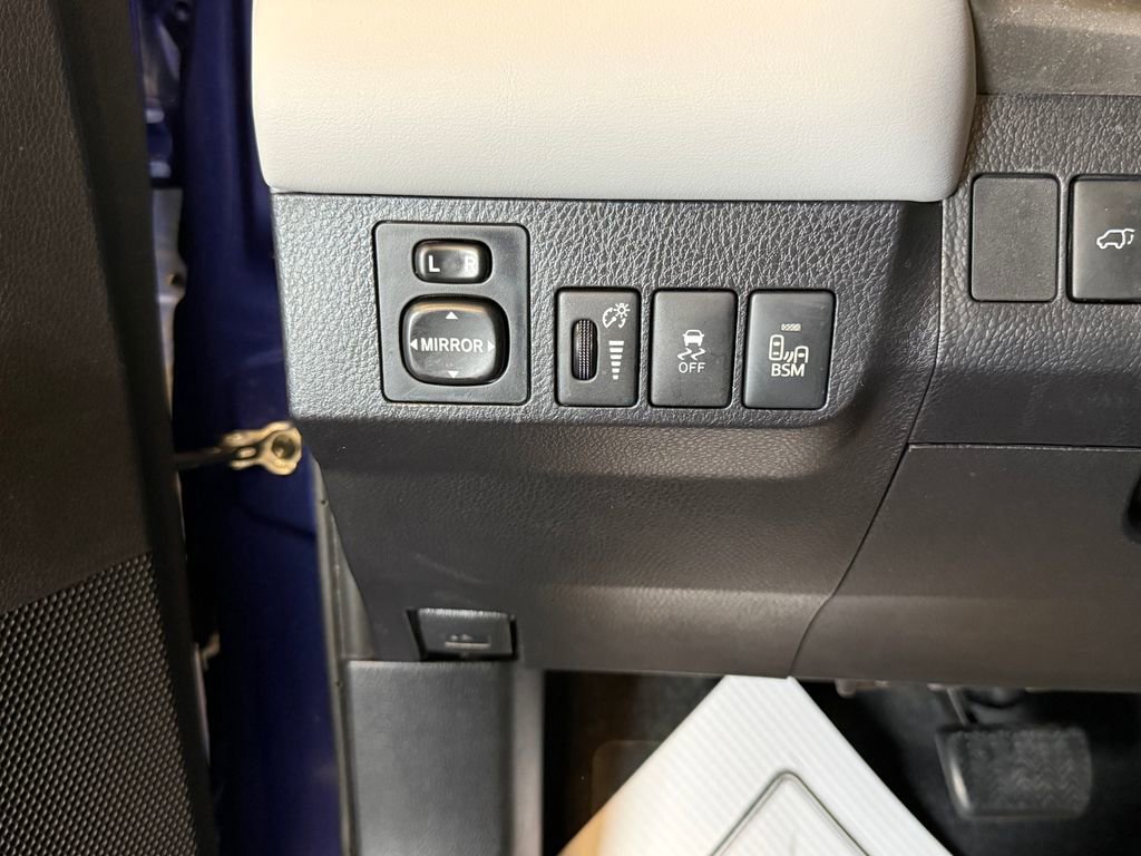 Used 2014 Toyota RAV4 Limited w/ Technology Package image 19