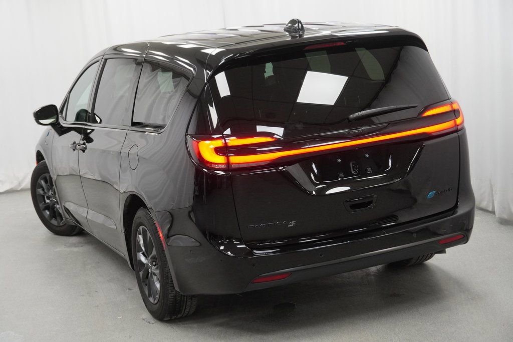 Certified 2024 Chrysler Pacifica Limited image 12