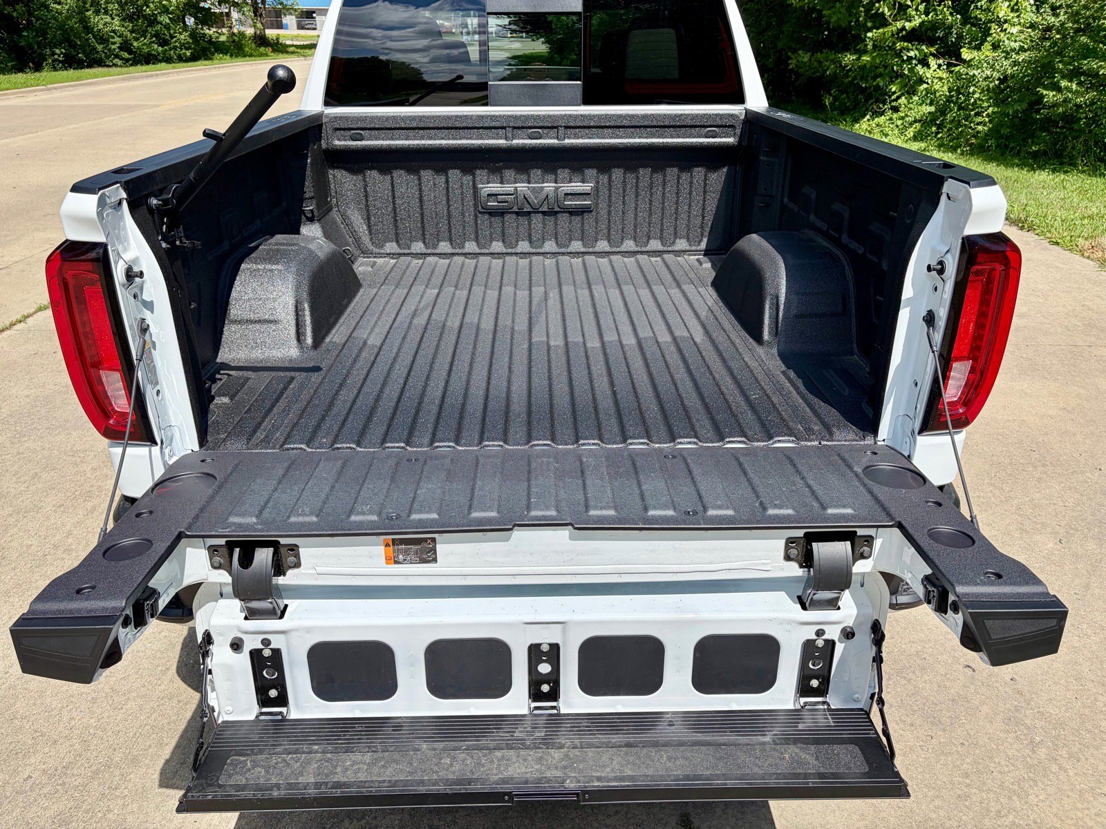 Used 2025 GMC Sierra 1500 SLT w/ SLT Convenience Package AWD/4WD image 14