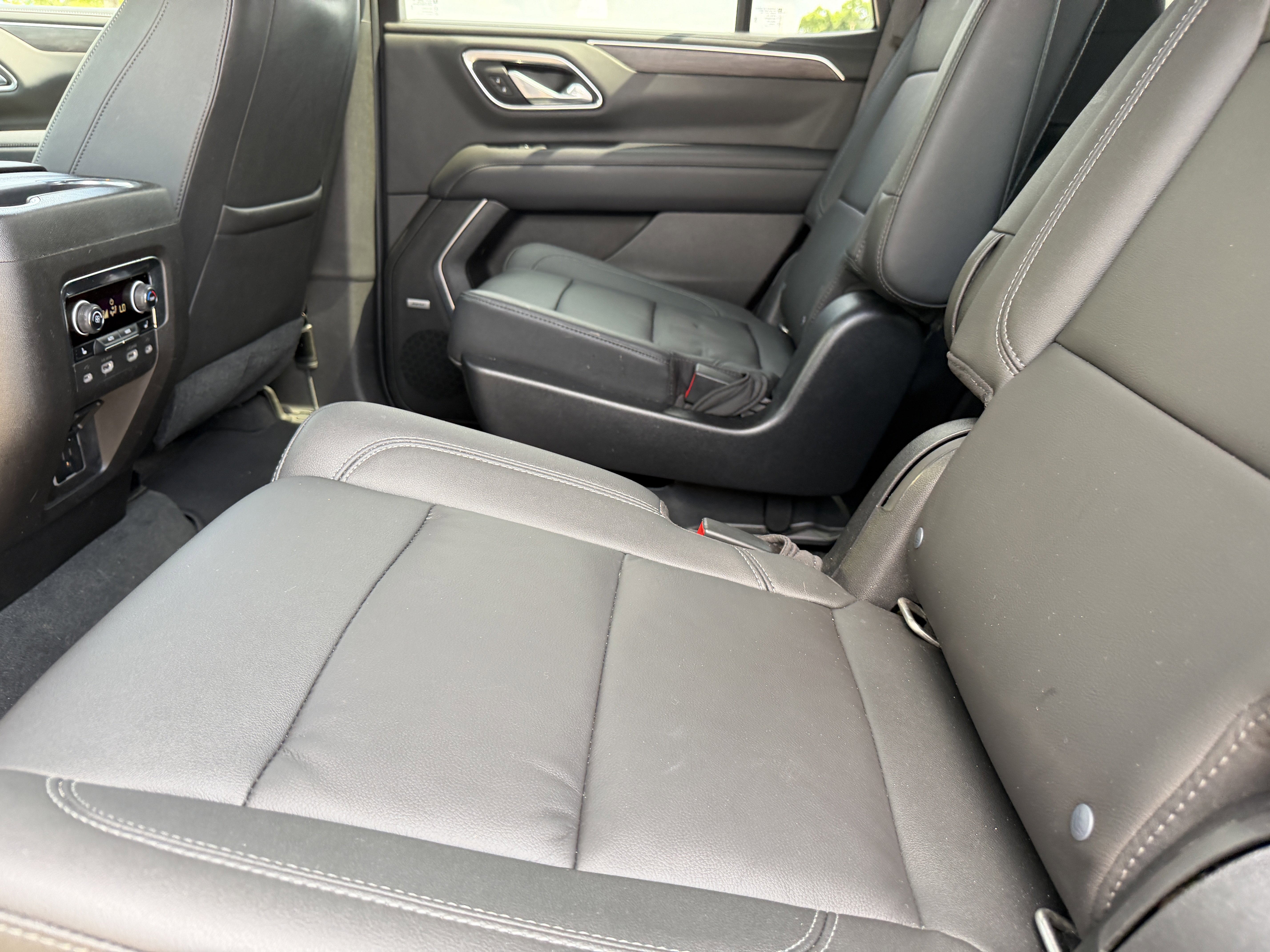Used 2021 Chevrolet Tahoe Z71 w/ Luxury Package AWD/4WD image 17