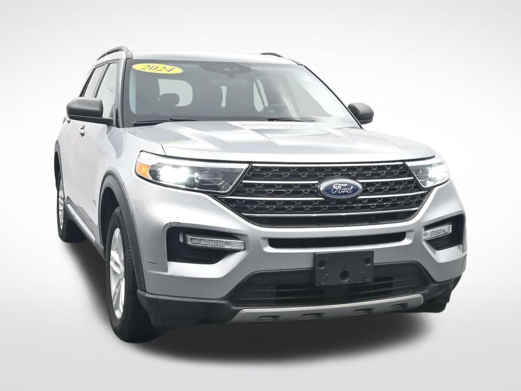 Used 2024 Ford Explorer XLT w/ Equipment Group 202A image 3