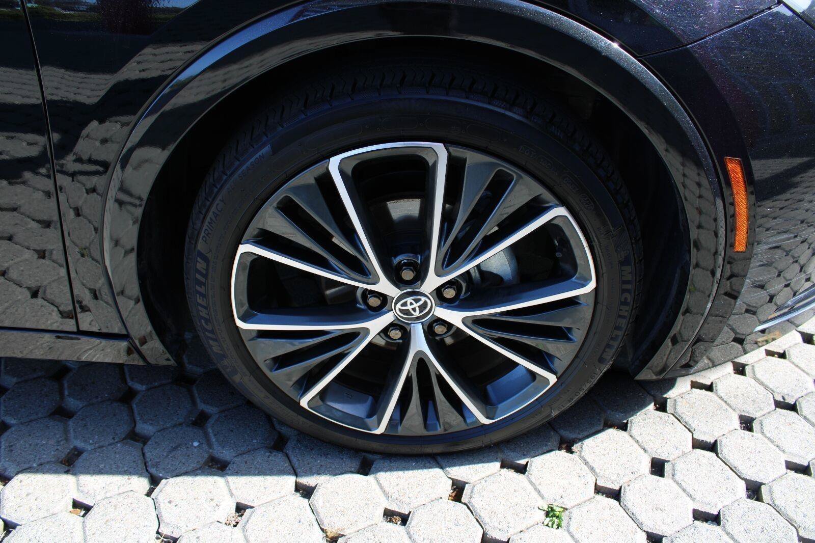 Used 2025 Toyota Prius XLE FWD image 13
