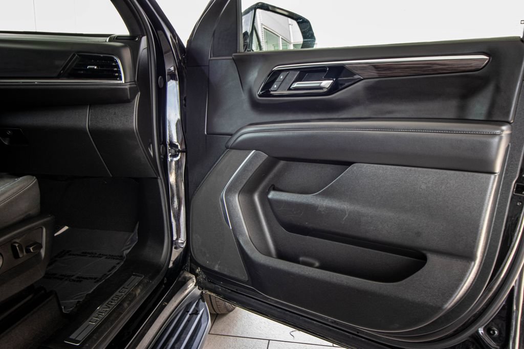 Used 2025 Chevrolet Suburban LT RWD image 17
