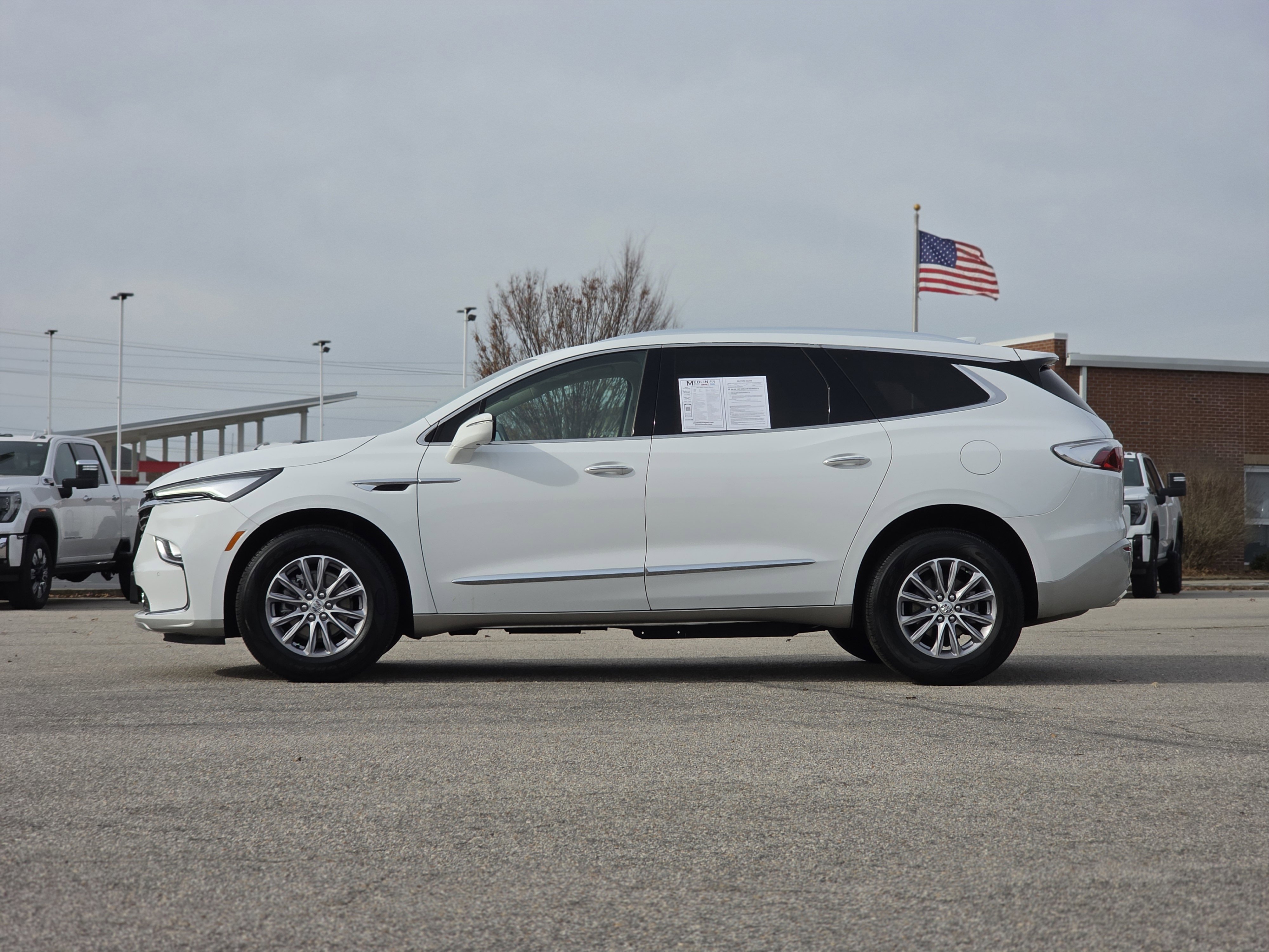 Used 2023 Buick Enclave Essence image 4