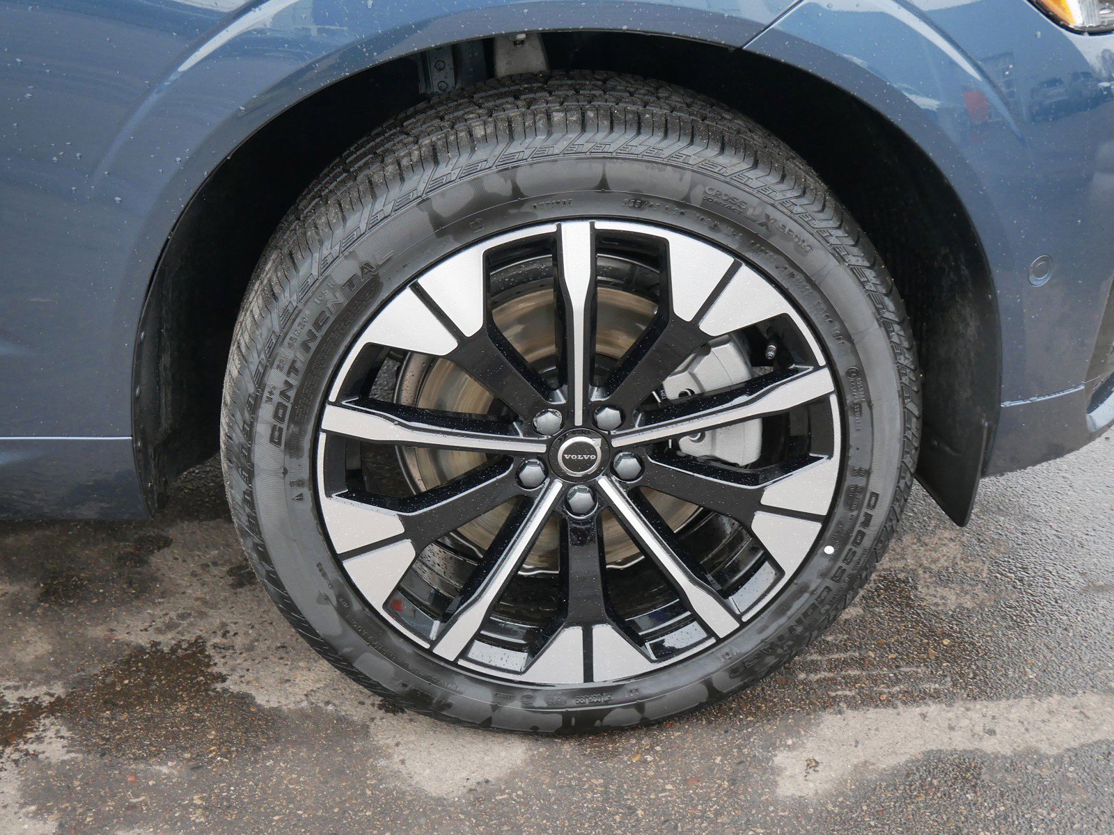 New 2026 Volvo XC60 T8 Plus w/ Protection Package Premier image 4