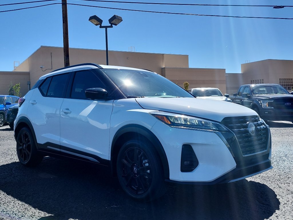 Used 2024 Nissan Kicks SR w/ SR Premium Package FWD image 3