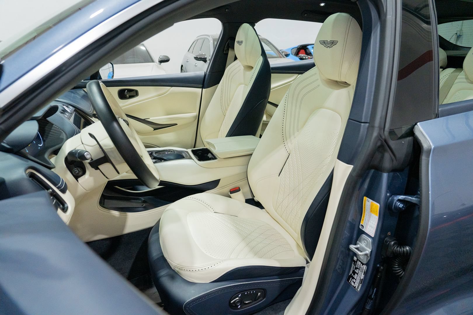 Used 2021 Aston Martin DBX AWD/4WD image 24