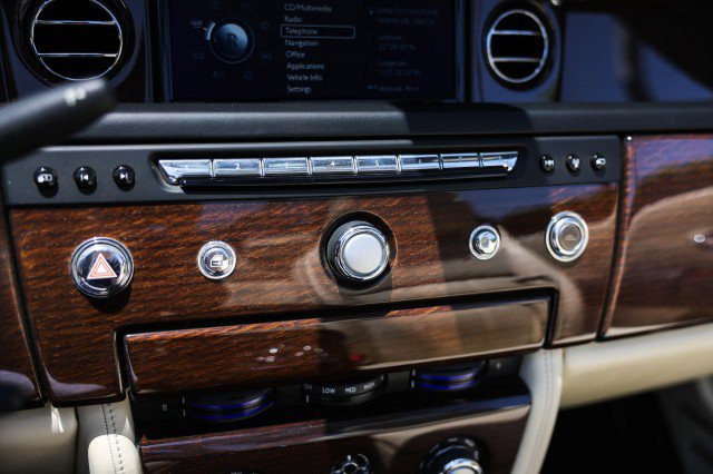 Used 2015 Rolls-Royce Phantom Drophead Coupe image 23