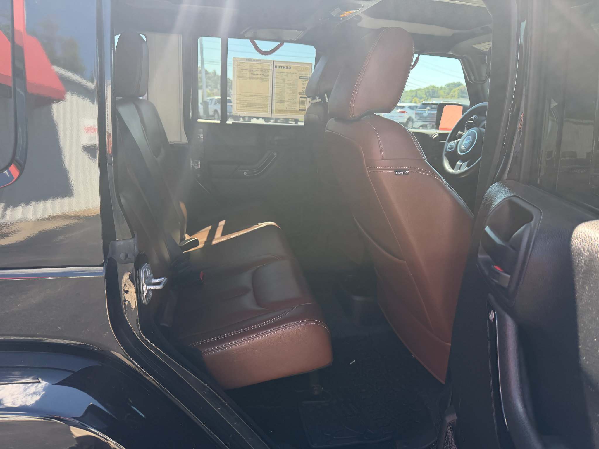 Used 2017 Jeep Wrangler Unlimited Sahara w/ Connectivity Group AWD/4WD image 16