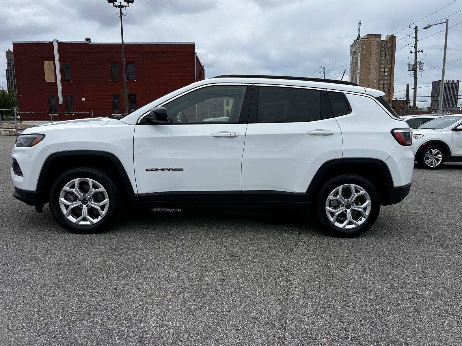 Used 2025 Jeep Compass Latitude AWD/4WD image 28