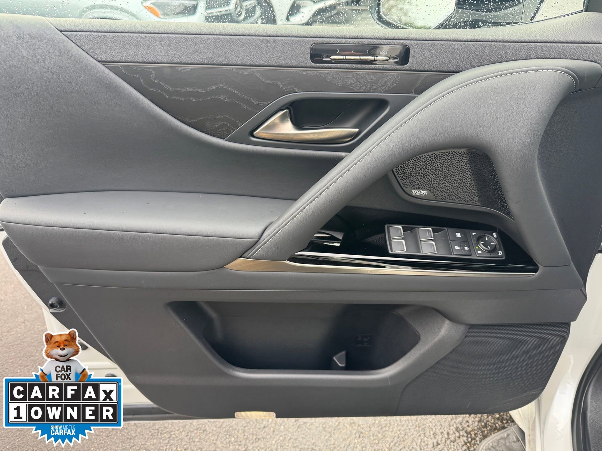 Used 2023 Lexus LX 600 4WD w/ Luxury Package image 4