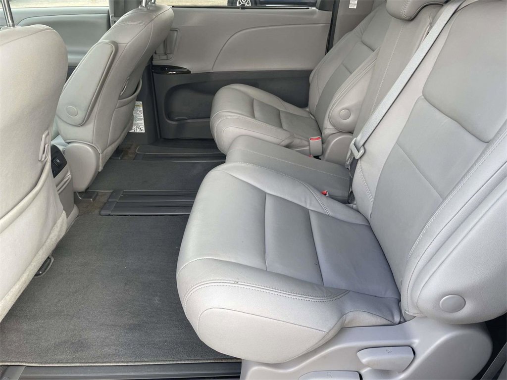 Used 2018 Toyota Sienna XLE image 12