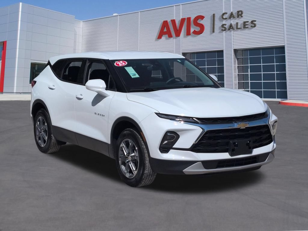 Used 2025 Chevrolet Blazer LT FWD image 3