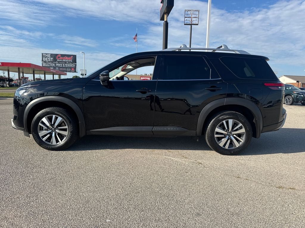Used 2025 Nissan Pathfinder SL FWD image 3