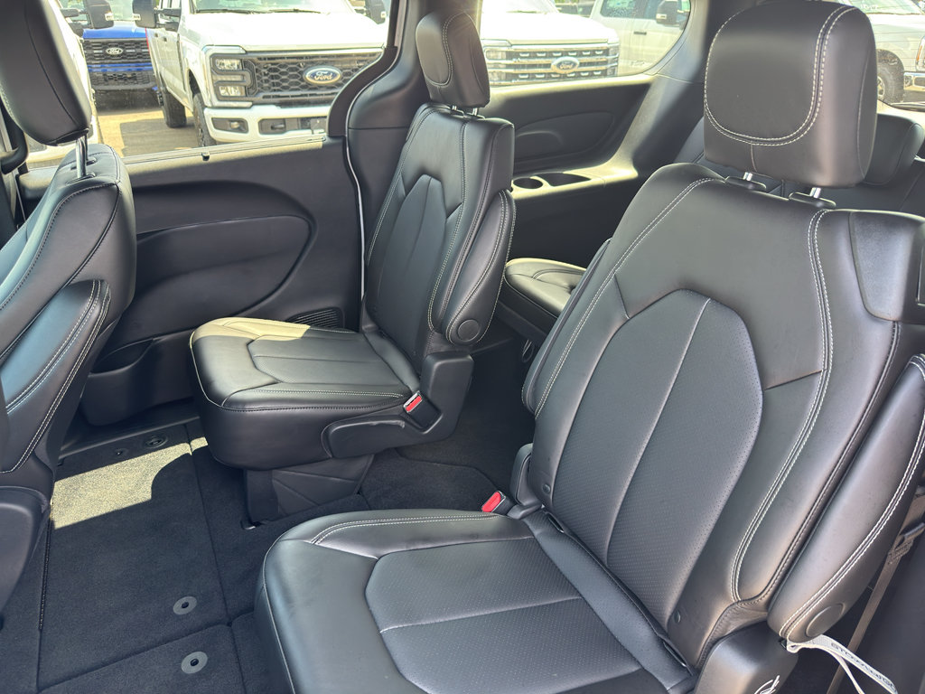 Used 2025 Chrysler Voyager LX FWD image 9