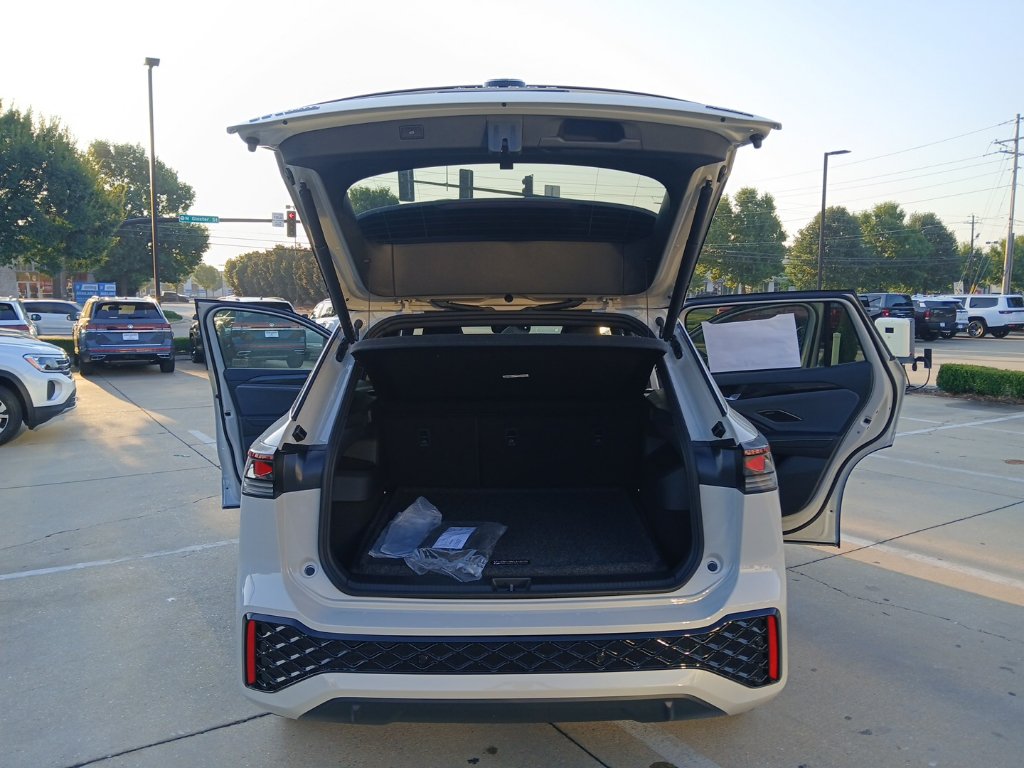 New 2026 Volkswagen Tiguan SEL R-Line AWD/4WD image 21