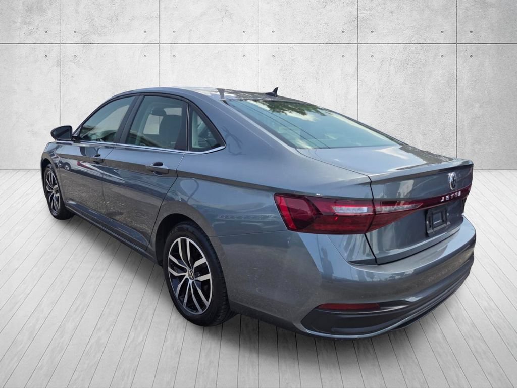 Used 2025 Volkswagen Jetta SE FWD image 3