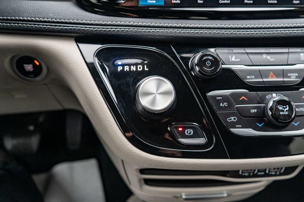 Used 2024 Chrysler Pacifica Select image 29