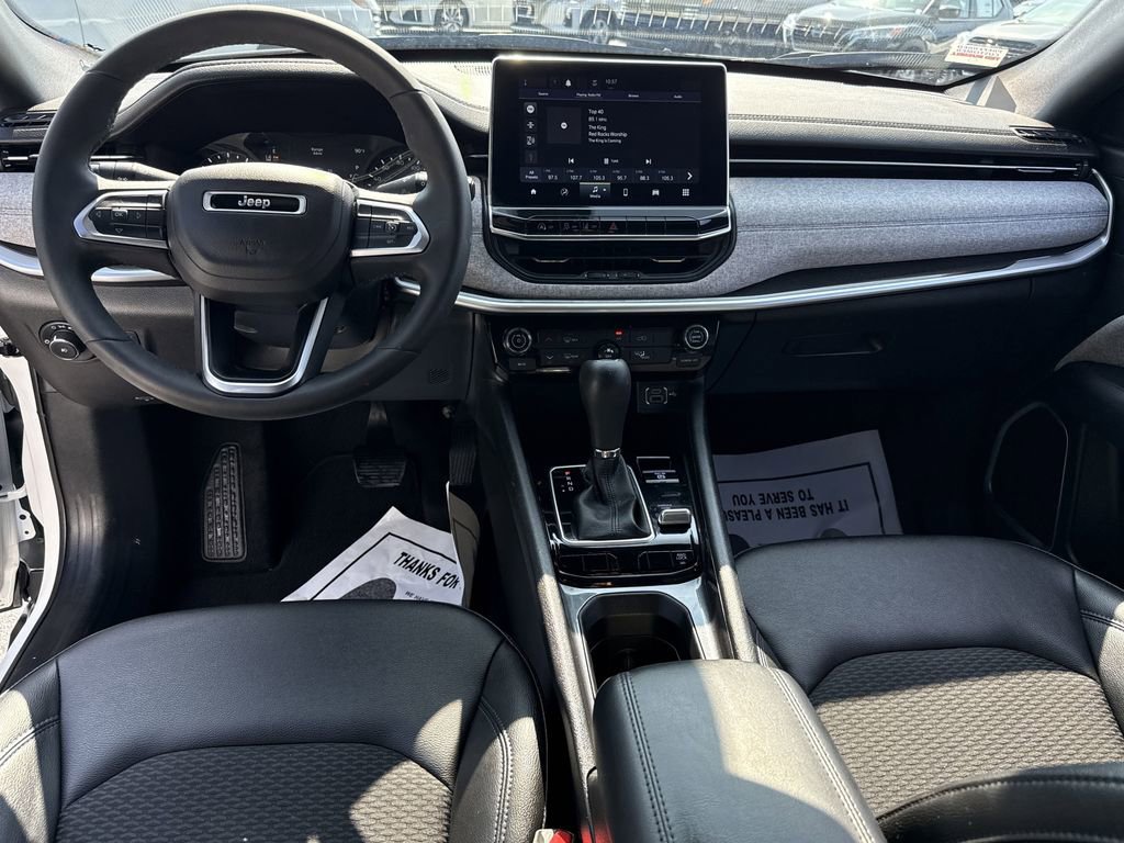 Used 2024 Jeep Compass Latitude image 14