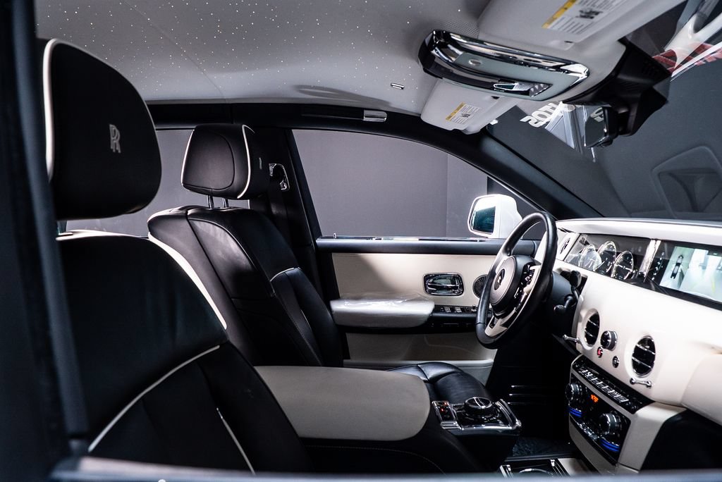 Used 2019 Rolls-Royce Phantom Sedan RWD image 46
