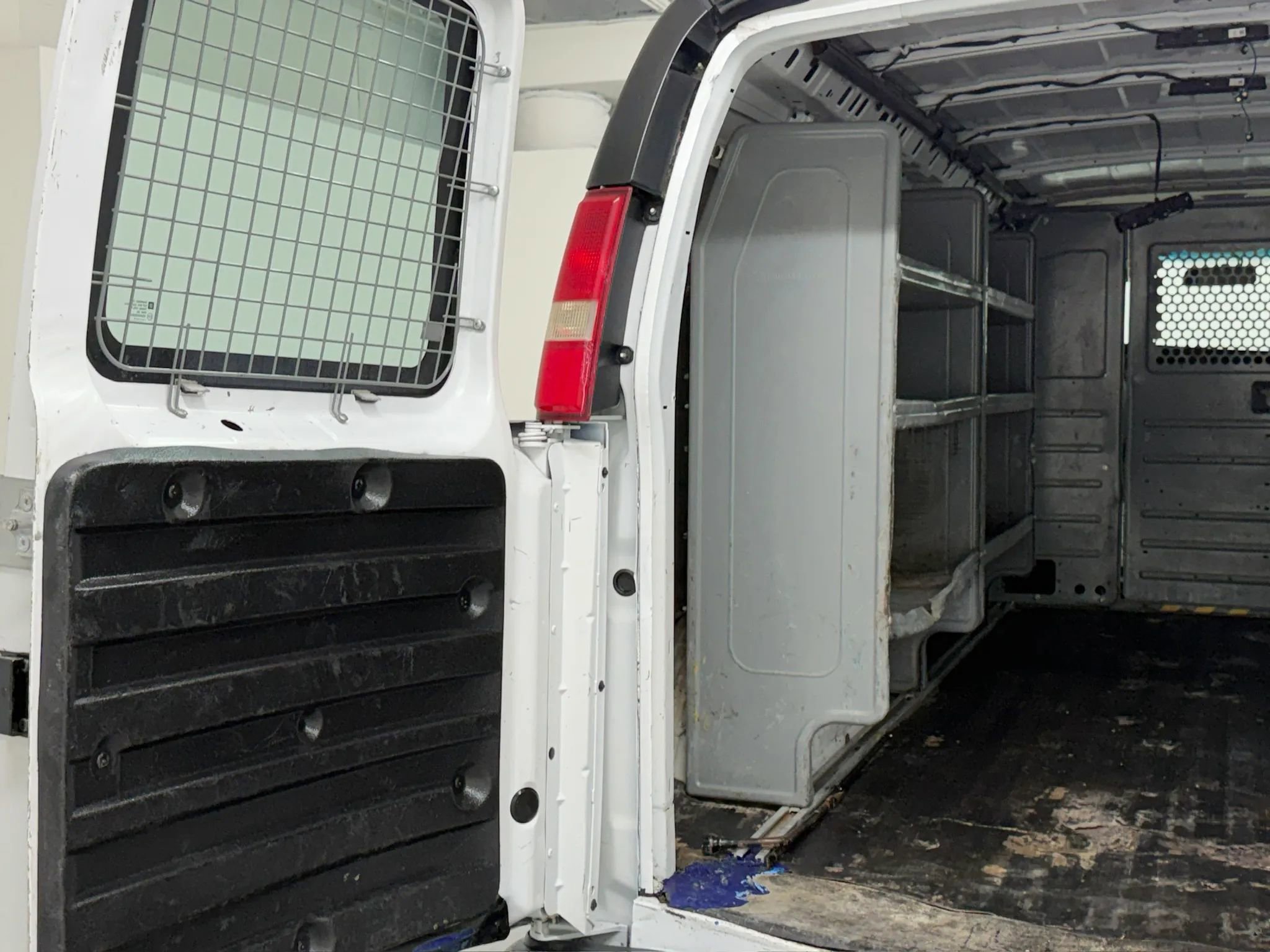 Used 2018 Chevrolet Express 3500 Extended w/ Driver Convenience Package RWD image 21