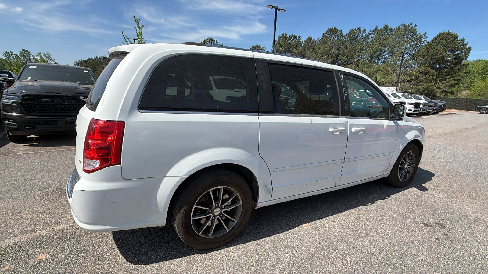 Used 2016 Dodge Grand Caravan SXT image 8