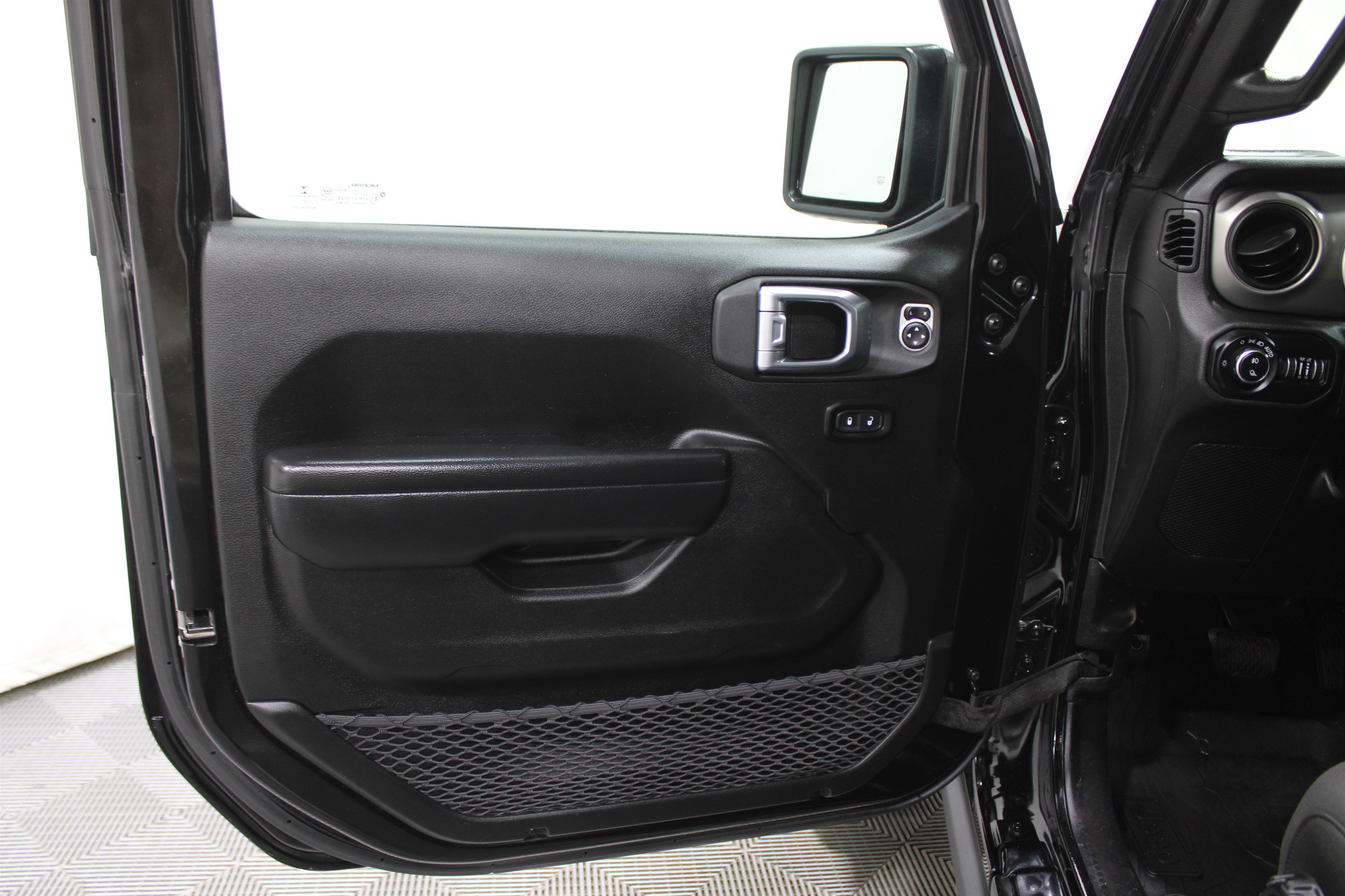 Used 2021 Jeep Gladiator Willys image 6