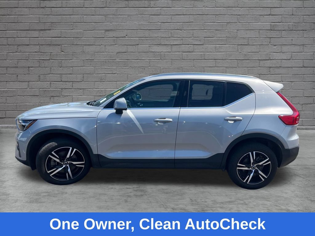 Used 2023 Volvo XC40 B5 Plus AWD/4WD image 2