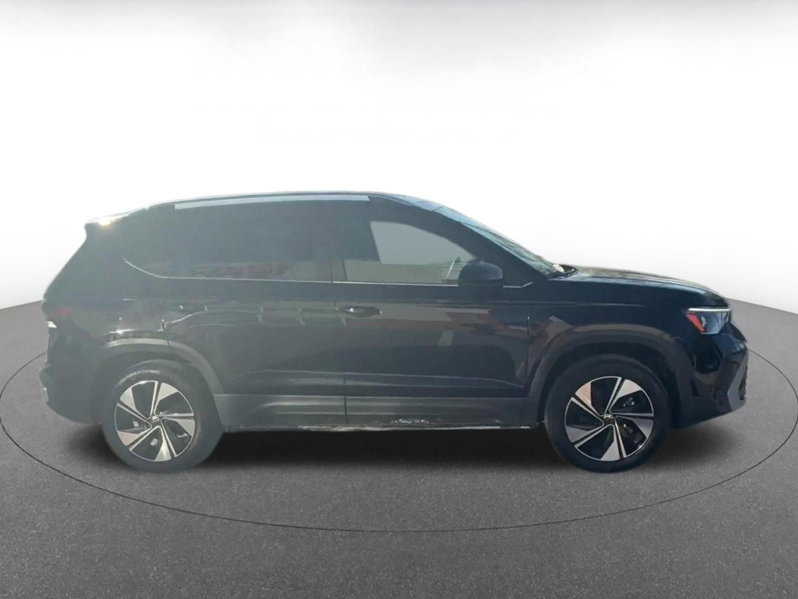 Used 2025 Volkswagen Taos SE AWD/4WD image 16