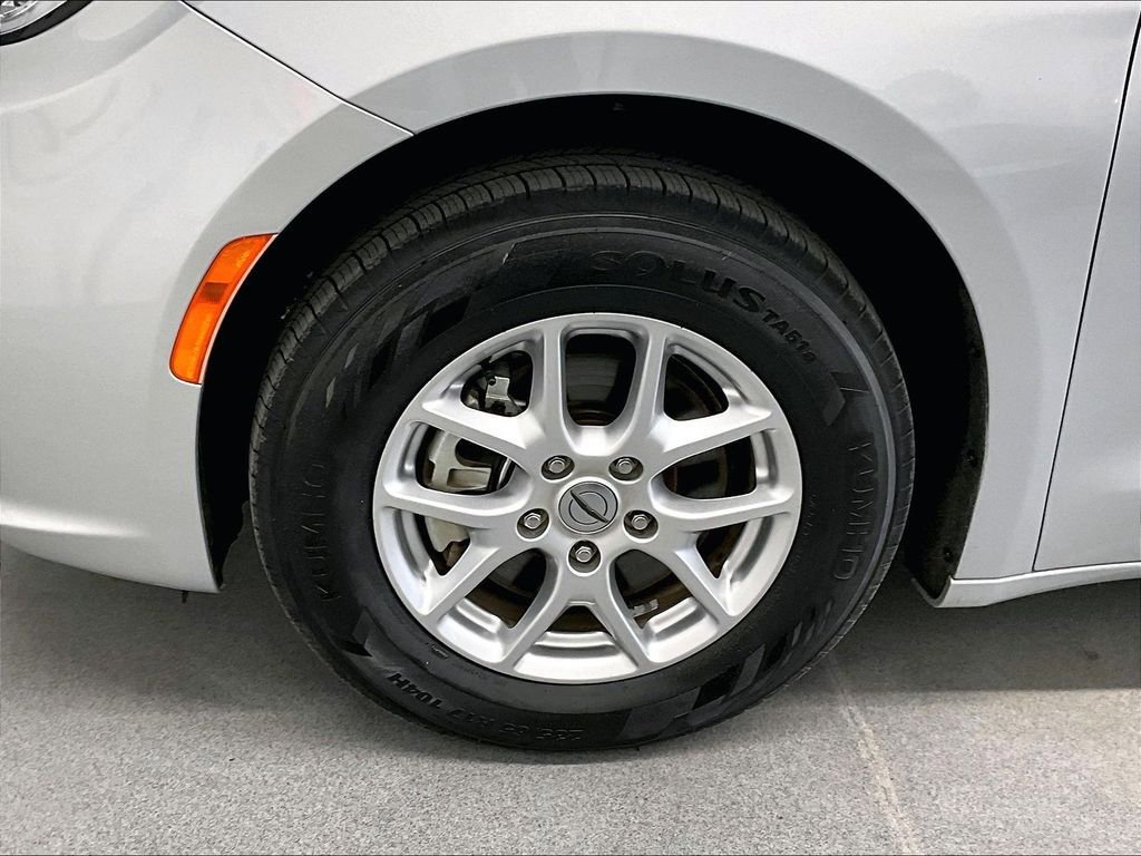 Used 2023 Chrysler Pacifica Touring-L FWD image 7